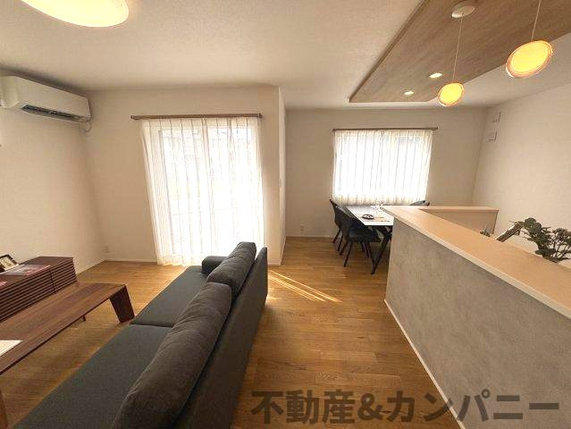 松山市高岡町2期5号地の中古戸建の居間・リビング|ゆったり過ごせるリビングです