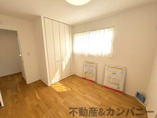 松山市高岡町2期5号地の中古戸建の洋室|落ち着いた色調の洋室です