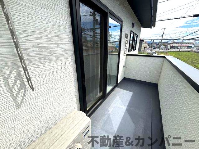 松山市高岡町2期5号地の中古戸建のバルコニー|暖かな日差しのふりそそぐバルコニー