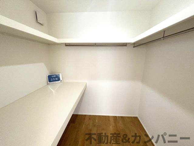 松山市高岡町2期5号地の中古戸建の収納|広々ウォークインクローゼットです