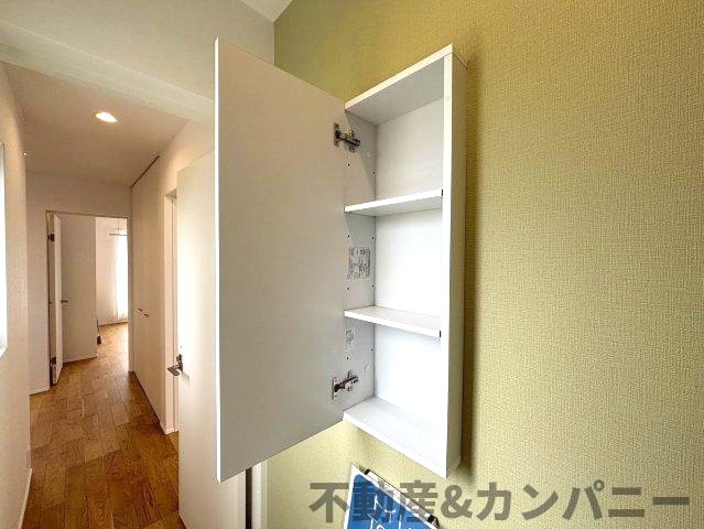 松山市高岡町2期5号地の中古戸建のトイレ|トイレ内にも収納スペースがあります