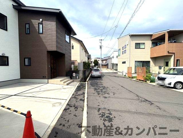 松山市高岡町2期5号地の中古戸建の前面道路含む現地写真|前面道路含む現地写真です