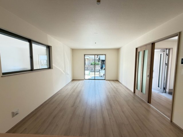 静岡市葵区田町７期　新築戸建　全７棟　F号棟の居間・リビング|大きな窓から光が入る、奥行きのある広々としたLDK。家具を置いてもゆとりを感じられる、開放的な空間です。