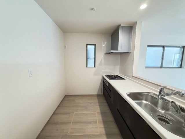 静岡市葵区田町７期　新築戸建　全７棟　F号棟のキッチン|キッチン背面にゆとりがあり、冷蔵庫や食器棚を配置しやすいスペース。作業動線も確保しやすく、毎日の家事がしやすいキッチンです。
