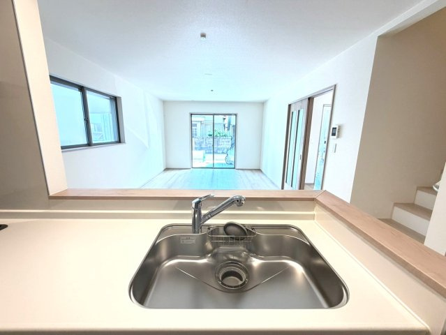 静岡市葵区田町７期　新築戸建　全７棟　F号棟のキッチン|キッチンからリビング全体を見渡せる開放的なつくり。家事をしながらでも、家族の様子を自然に感じられます。