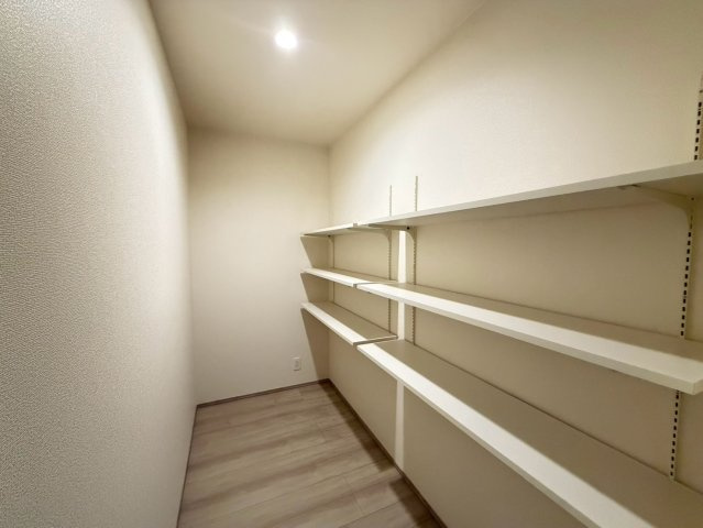静岡市葵区田町７期　新築戸建　全７棟　F号棟の収納|可動棚をたっぷり備えた収納スペース。食品や日用品のストックも見やすく整理でき、使い勝手のよい空間です。