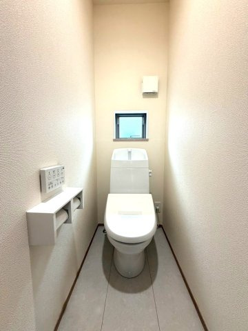 静岡市葵区田町７期　新築戸建　全７棟　F号棟のトイレ|小窓付きで換気もしやすい、すっきりとしたトイレ。シンプルで清潔感のある空間です。