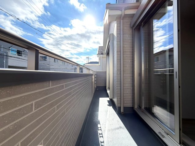 静岡市葵区田町７期　新築戸建　全７棟　F号棟のバルコニー|奥行きのあるバルコニーで、洗濯物もゆったり干せる広さ。日差しもしっかり入り、気持ちよく使える空間です。