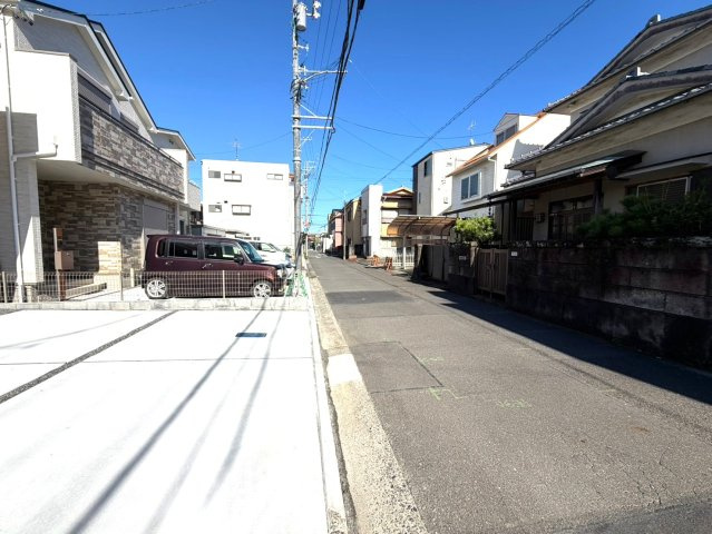 静岡市葵区田町７期　新築戸建　全７棟　F号棟の前面道路含む現地写真|前面道路はすっきりと見通しのよい印象。周辺には新旧の住宅が並ぶ、落ち着いた住環境です。