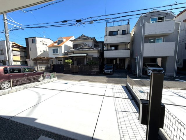 静岡市葵区田町７期　新築戸建　全７棟　F号棟の駐車場|道路との高低差が少なく、出入りしやすい駐車スペース。前面道路の様子も確認しやすい立地です。