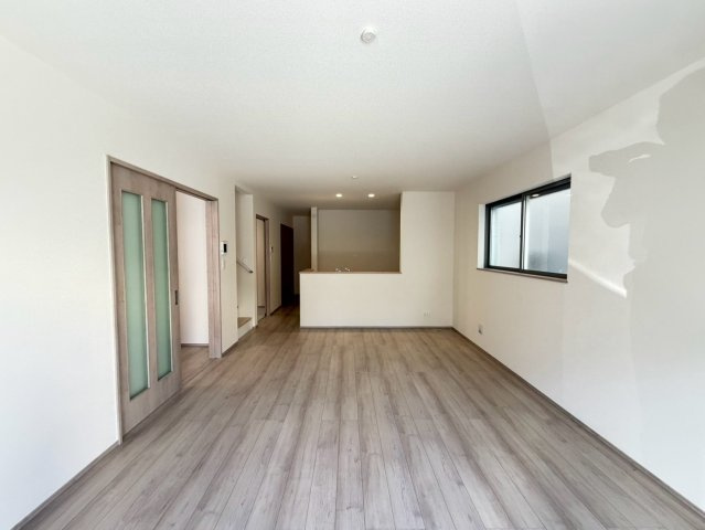 静岡市葵区田町７期　新築戸建　全７棟　F号棟の居間・リビング|奥行きのある広々としたLDK。家具のレイアウトがしやすく、家族でゆったり過ごせる空間です。