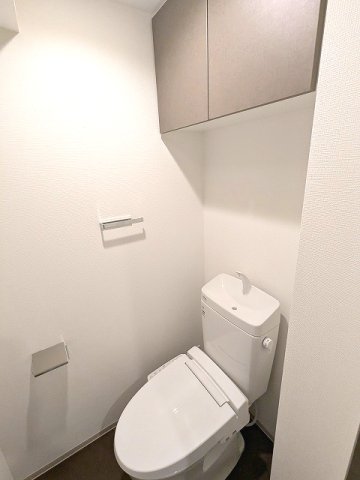 エスレジデンス新御徒町chiaroのトイレ|洗面室とは別の温水洗浄便座です