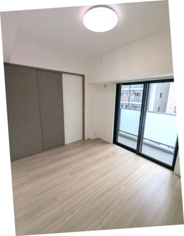 エスレジデンス新御徒町chiaroの設備|バルコニーに面した洋室、リビングとのスライドドアを閉めた状態です