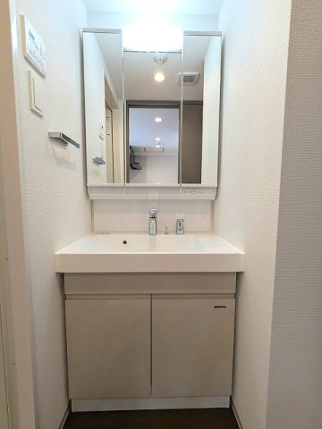 エスレジデンス新御徒町chiaroの設備|トイレと独立した脱衣洗面室、三面鏡付ハンドシャワー付独立洗面台
