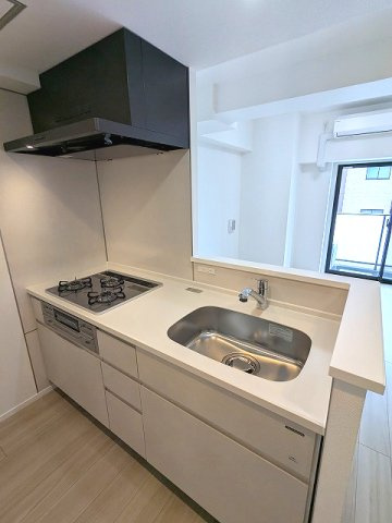 エスレジデンス新御徒町chiaroのキッチン|グリル付ガス3口システムカウンターキッチン、瀟洒でお手入れ楽なガラストップコンロ、収納は奥まで整頓しやすい手前にスライド式