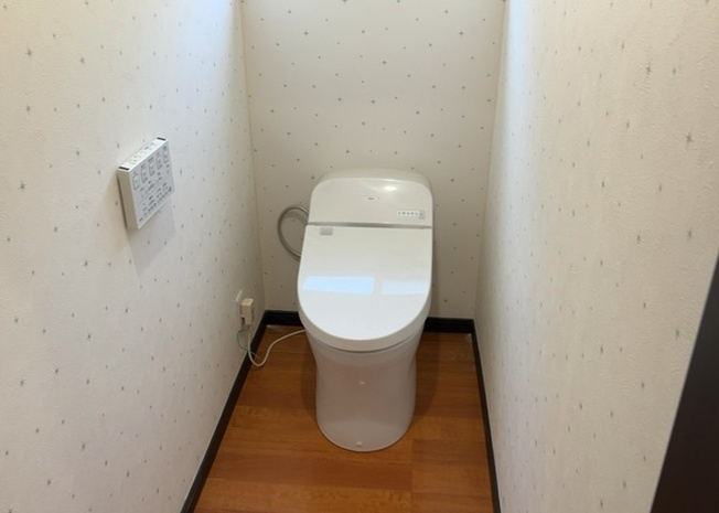 【トイレ】 | トイレは大きさや形、機能、抗菌性などが異なる多種多彩なタイプが各メーカーから出ています。それぞれに良さがあるため、事前にどういったタイプのトイレがいいのかをご家庭内で決めて、内見に行くといいでしょう。