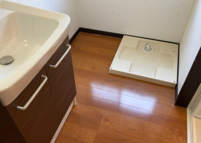 【脱衣所】 | 多くの戸建て住宅で見かける洗面脱衣所は、洗面台と洗濯機が2畳ほどのスペースに並べられていて、洗面所が脱衣所を兼ね備えている間取りが一般的です。お客様が利用することもある、パブリックな空間でもあります。