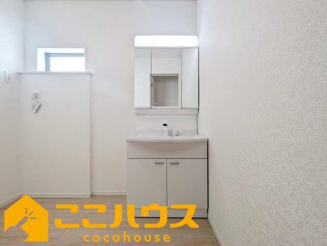 読谷村大湾第2　新築戸建て　全2棟　1号棟の独立洗面台|【施工例】※同施工の別物件写真