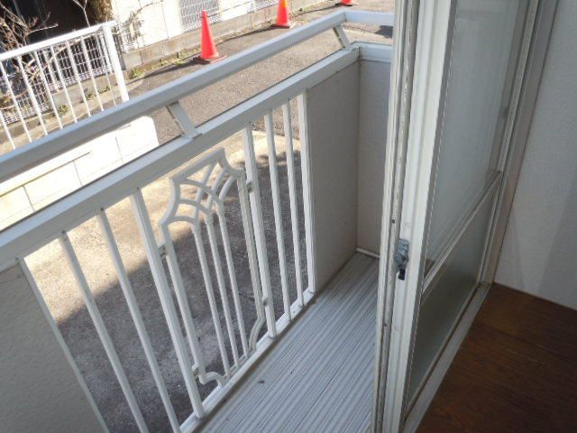 横浜市神奈川区三ツ沢下町のアパートのバルコニー