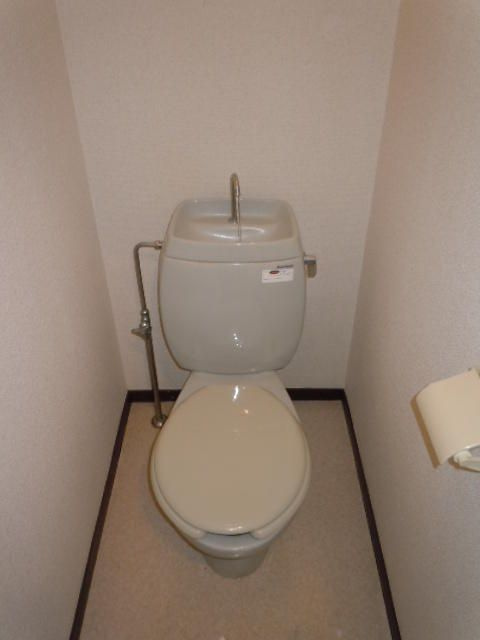 横浜市神奈川区三ツ沢下町のアパートのトイレ