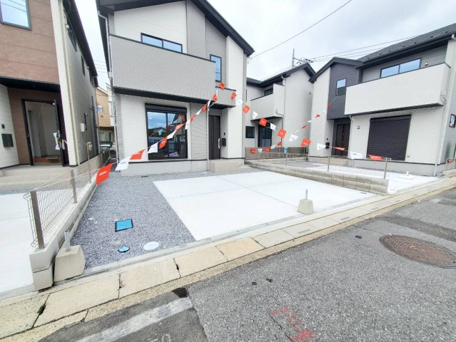 三郷市　戸ケ崎1丁目　新築戸建　全4棟の駐車場|駐車場に車を止められます