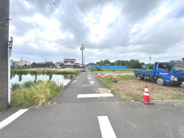 リーブルガーデン　一宮市浅野字長島　全4区画分譲の前面道路含む現地写真|「現地（2026年9月1日）撮影」　
■前面道路　
■ヤマダ不動産　株式会社リライフ