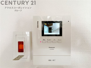 訪問者が来たときにテレビ画面で確認できるため、安心してドアを開けられます。録画機能があるものもあり、留守中に来訪者を記録しておくことができます。利便性が高く、セキュリティ面でも安心です。