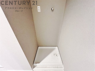 洗濯物の仕分け作業がしやすく、整理整頓が容易になります。洗濯音や湿気を他の部屋に持ち込まず、生活環境を快適に保ちます。上部を活用すれば収納スペースを確保でき洗剤や洗濯用品の整理もしやすくなります。