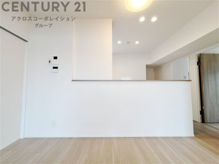 ダウンライトと白を基調とした明るい印象のクロスが室内を雰囲気のよい明るさにしてくれます♪