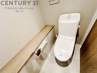 温水洗浄便座付トイレは温水洗浄機能により、暖かい水でおしりを洗浄することができ、冷たい水を使う従来の便座に比べ、温水洗浄機能で暖かいトイレを提供し、快適な使用を可能にします。
