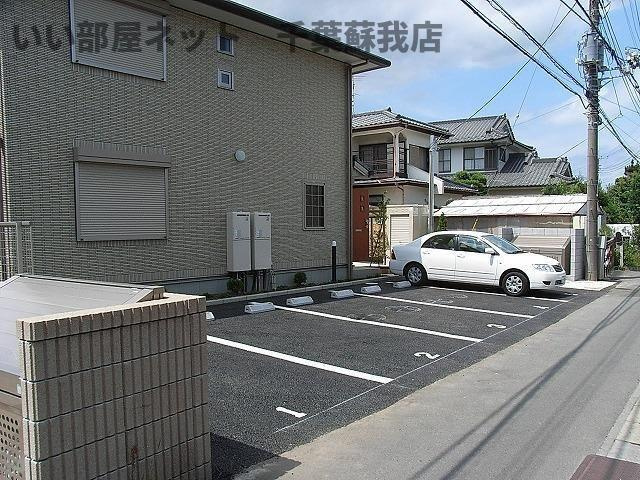 メゾン　ド　ヴィバーチェ　Ａの駐車場|駐車場完備です