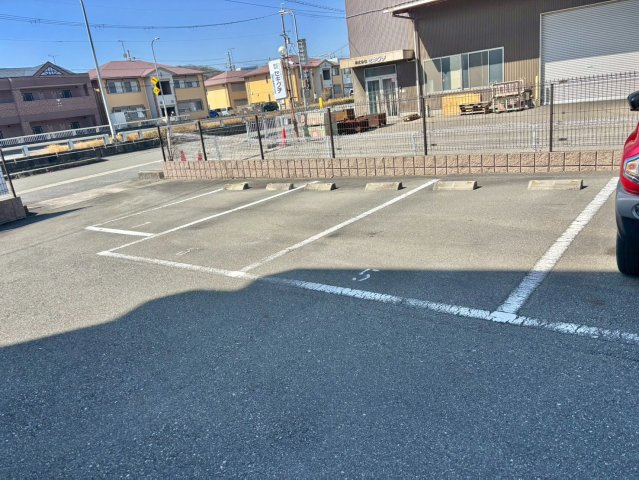 フロイデ姫路の駐車場