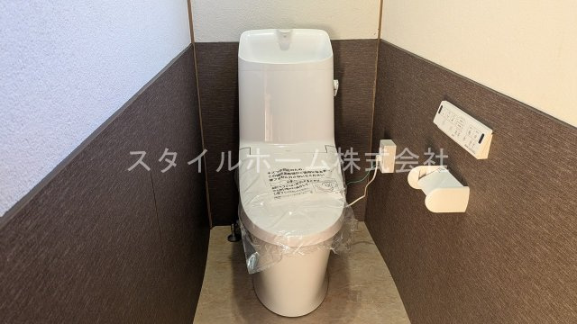 一色町戸建のトイレ