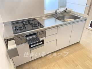 ルタンＳ　Ⅰのキッチン|３口ガスコンロ・グリル付きシステムキッチン