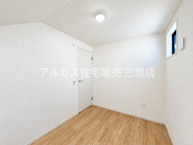 西東京市南町2丁目　西武新宿線　田無駅　新築戸建の洋室|白を基調とした壁面とシンプルな建具ですっきりとまとまった洋室です。