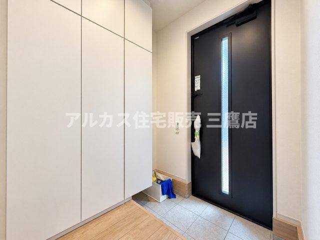 西東京市南町2丁目　西武新宿線　田無駅　新築戸建の玄関|舗装された前面道路と周囲の住宅が並ぶ街並みです。車両の出入りや周辺の様子をご確認いただけます。