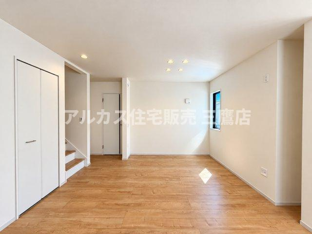 西東京市南町2丁目　西武新宿線　田無駅　新築戸建の居間・リビング|道路に面した更地の状態です。敷地の形状や周辺の建物との距離感をご確認いただけます。   