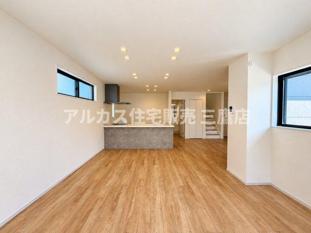 西東京市南町2丁目　西武新宿線　田無駅　新築戸建の居間・リビング|ブロック塀や隣接する建物に囲まれた敷地の様子です。フラットな形状で建築プランを検討しやすい空間です。   
