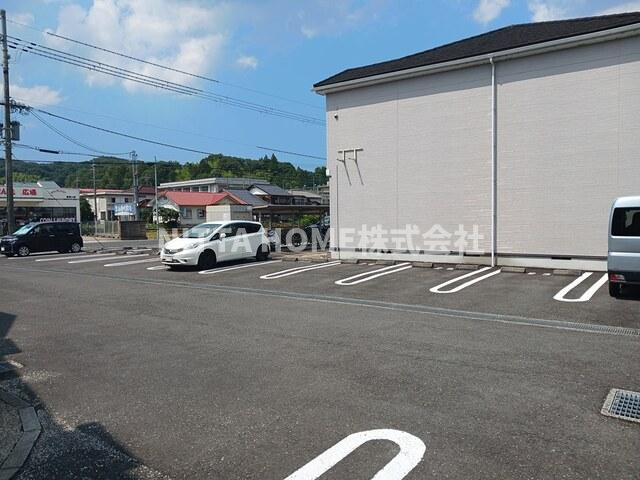 アーバン縄手Ｃの駐車場|敷地内に駐車場があります☆