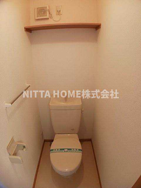 アーバン縄手Ｃのトイレ|トイレペーパーなどを保管することができます＊