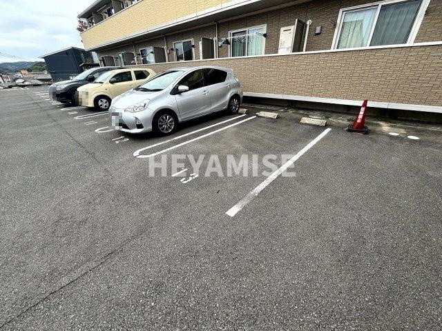 メゾン・ラ・パトリアKの駐車場