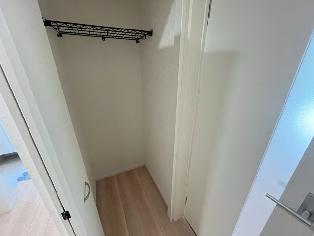クレイドルガーデン南城市佐敷 1号棟（全3棟）※本日内覧可能※の収納|リビングへの入り口付近にある収納