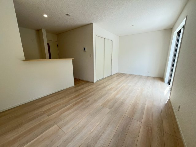 クレイドルガーデン南城市佐敷 1号棟（全3棟）※本日内覧可能※の居間・リビング|15畳のLDK