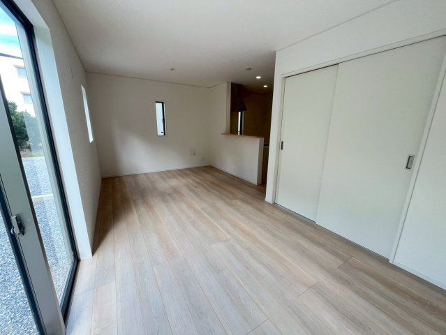 クレイドルガーデン南城市佐敷 1号棟（全3棟）※本日内覧可能※の居間・リビング|電気無しでもこの明るさ