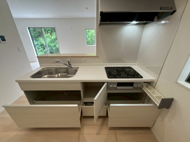 クレイドルガーデン南城市佐敷 1号棟（全3棟）※本日内覧可能※のキッチン|キッチン収納