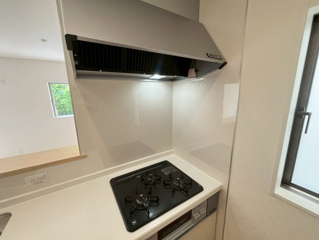 クレイドルガーデン南城市佐敷 1号棟（全3棟）※本日内覧可能※のキッチン|三口コンロ・レンジフード