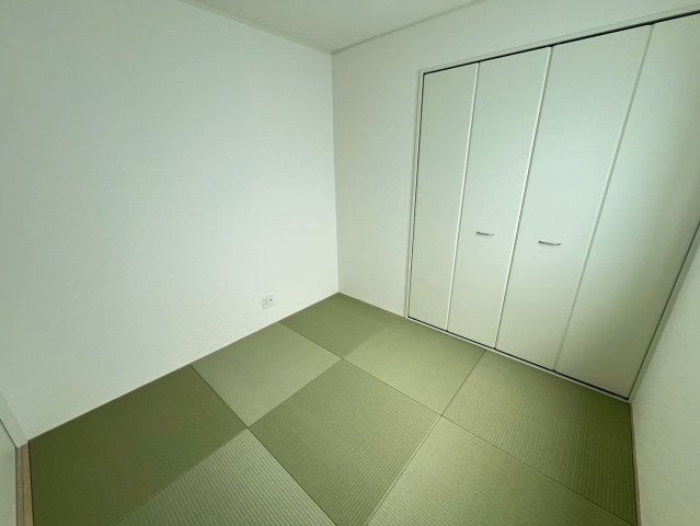 クレイドルガーデン南城市佐敷 1号棟（全3棟）※本日内覧可能※の和室|琉球畳の和室（4.5畳）