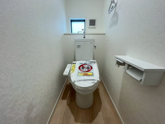 クレイドルガーデン南城市佐敷 1号棟（全3棟）※本日内覧可能※のトイレ|一階トイレ