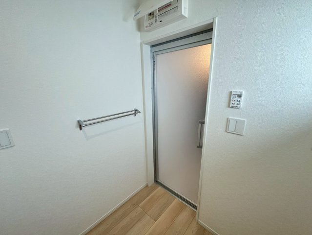 クレイドルガーデン南城市佐敷 1号棟（全3棟）※本日内覧可能※の脱衣所|お風呂入り口には便利なタオル掛け