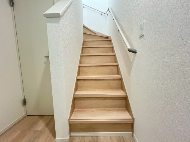 クレイドルガーデン南城市佐敷 1号棟（全3棟）※本日内覧可能※の内装|階段